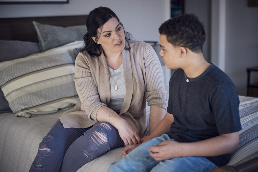 Una madre y su hijo adolescente conversando con sinceridad